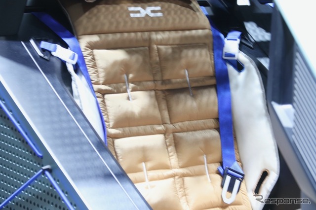 黄色いシートクッションが寝袋になる