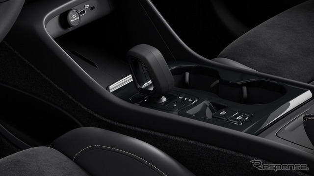 ボルボ XC40 アルティメット B4 AWD ダークエディション(シフトノブ)