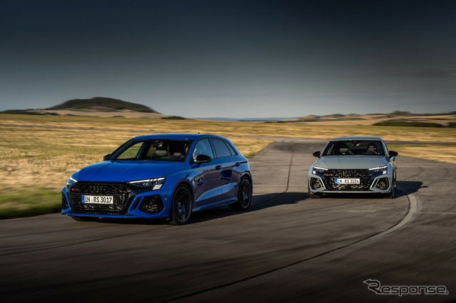 アウディ RS3 ハッチバック・パフォーマンス・エディション(向かって左)と同セダン