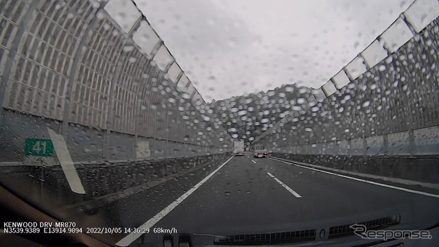 雨粒がある状態でも車両や標識はピンボケせずに捉えている