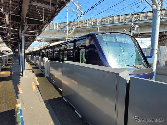 相鉄本線西谷駅に整備されたホームドア。相鉄のホームドア整備率は2021年度末時点で42.3%（26駅中11駅）となっている。