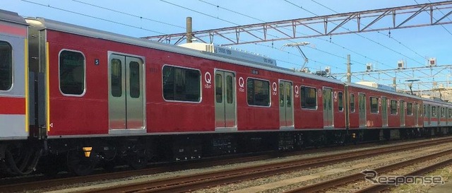 赤いラッピングがアクセントとなる東横線用の「Q SEAT」車。