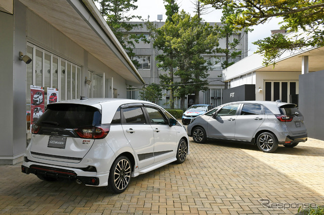 ホンダ フィットRS 無限パーツ装着車(左)とフィットRS(右)