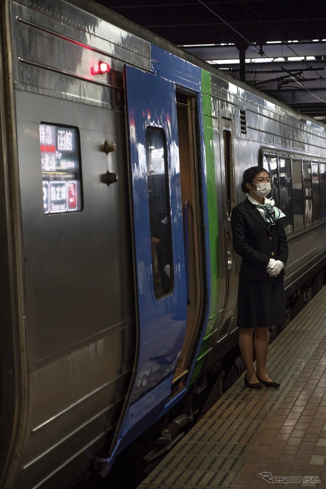 ツインクルレディーによる出迎えも再現されたグリーン車。