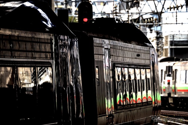 先頭車2両のシルエットに731系電車が被る。