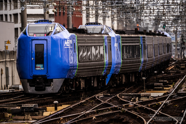 札幌駅を発車した函館行き9098D『スーパー北斗』。先頭車の復刻ロゴ(HEAT281)と現行ロゴ(furico281)の違いがおもしろい。