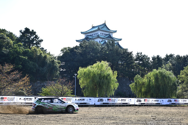 名古屋城を背に疾走するラリーカー