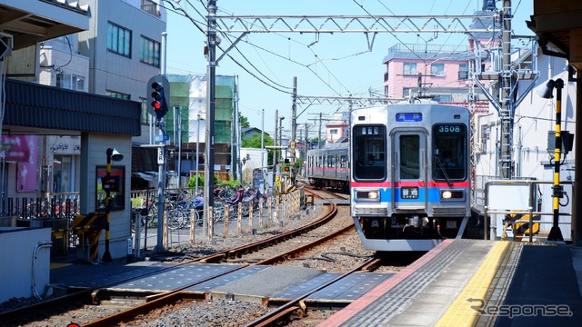柴又駅に進入する京成金町線の列車。