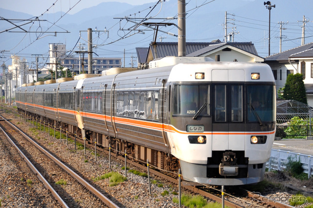 JR東海の特急『(ワイドビュー)しなの』。JR東日本に跨る会社間列車だが、シーズン別特急料金の適用日見直し対象に。
