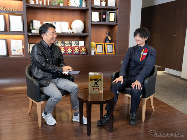 ENEOSオイルマスターの高橋来唯さん(右)とジャーナリストの石井昌道氏(左)