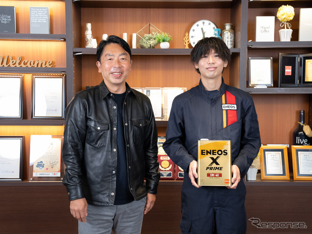 ENEOSオイルマスターの高橋来唯さん(右)とジャーナリストの石井昌道氏(左)