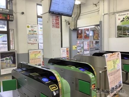 壁面や天井の塗装により美化される改札付近のコンコース。