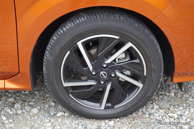 ノートAWDのタイヤは185/60R16サイズのエコタイヤ。これですごい走りを実現する電動AWDの威力には驚くばかりだった。