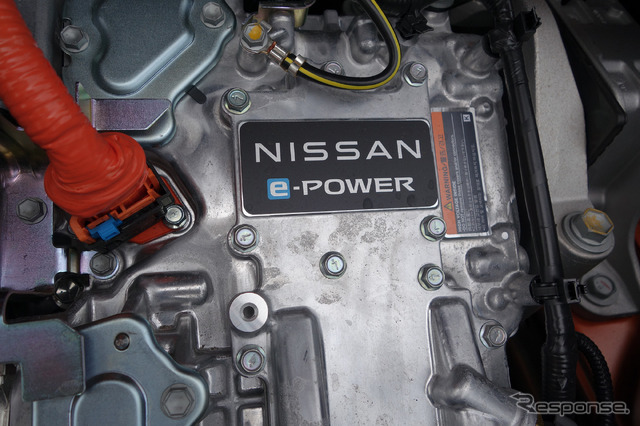 パワーコントロールユニットには日産のシリーズハイブリッドシステム「e-POWER」の文字が。