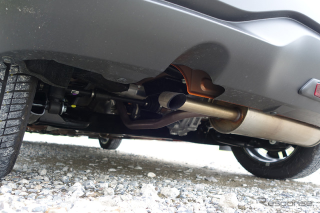車体後部の床下は高出力型の電気モーターを配置したためレイアウトがぎっちり。排気管のサイレンサーも床下にはみ出さんばかりの状態だった。