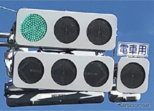 整備された電車用信号機付き道路信号。