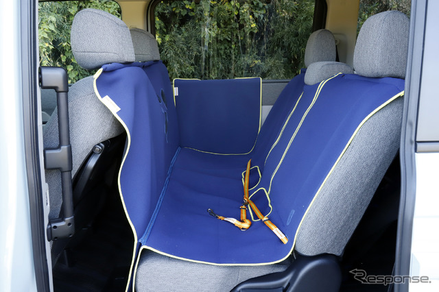 「ペットシートマット」(M・登録車用、1万9800円)、「ペットドアライニングカバー」(6600円)、「ペット車外飛び出し防止リード」(S 3300円、M 3850円)