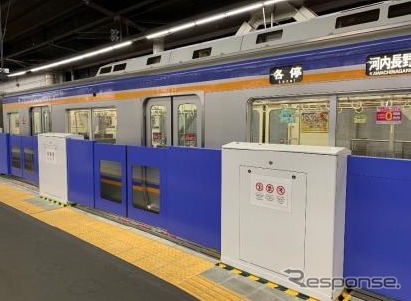 ホームドアの整備では、2024年春頃に難波駅に続いて中百舌鳥駅4番線ホームにも設置を計画。写真は難波駅のホームドア。