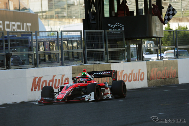 2位でチャンピオンを決めた#1 野尻智紀(TEAM MUGEN)のチェッカーシーン