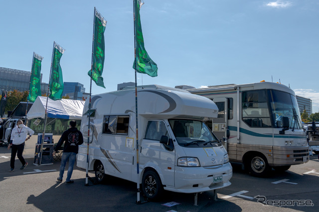 ロータスRV販売株式会社のブース。