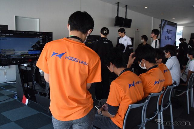 選手の走行を見守るチームメイト