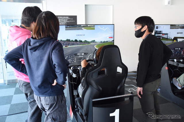 選手の走行を見守るチームメイト
