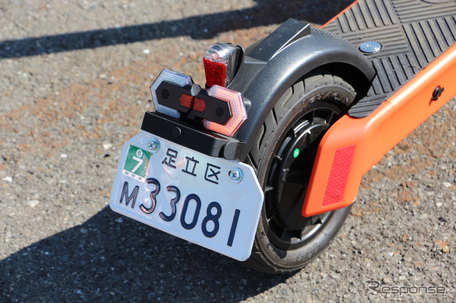 低速ならフットブレーキを使って停止することも可能