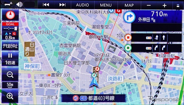 ルート案内中は2つ先までの交差点の車線ガイドを案内する。交差点に表示されるアイコンの色が同じなのもわかりやすい