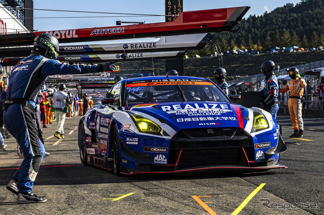 GT300クラスチャンピオン#56 リアライズ日産メカニックチャレンジ GT-R(藤波清斗/ジョアオ・パオロ・デ・オリベイラ)のピットシーン