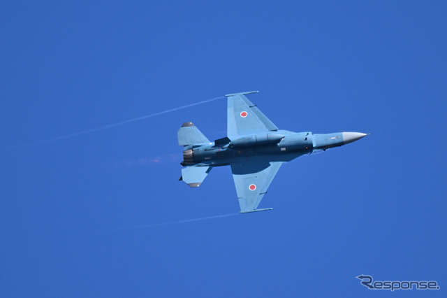 SUPER GTでウェルカムフライトを行う航空自衛隊F-2B戦闘機