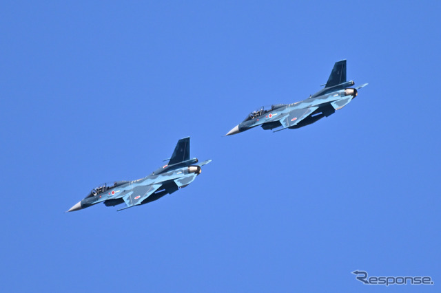 SUPER GTでウェルカムフライトを行う航空自衛隊F-2B戦闘機