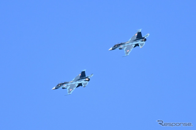 SUPER GTでウェルカムフライトを行う航空自衛隊F-2B戦闘機