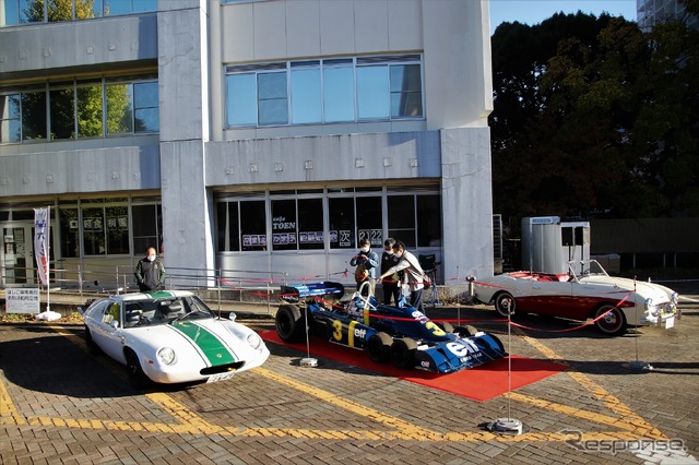 特別展示のロータス 47GT(左)とタイレルP34レプリカ(右)