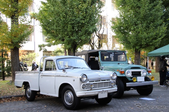 ダットサン 320トラック(手前)とトヨタランドクルーザーFJ40