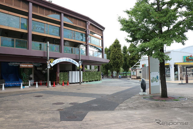 現存の上野動物園モノレール西園駅（休止中）。新駅位置は写真右手を予定している。