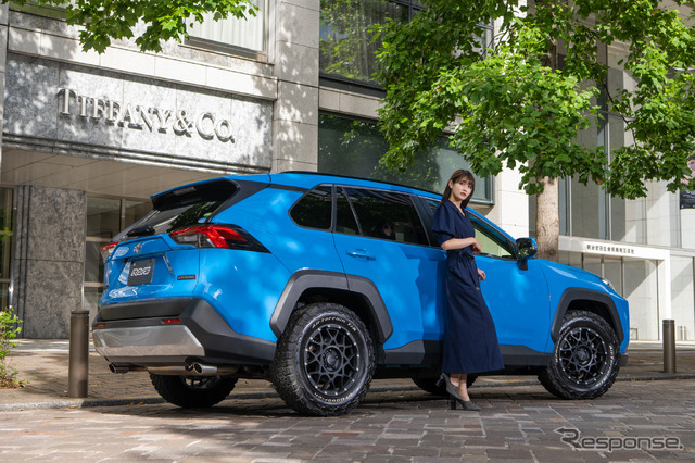 トヨタ RAV4 × レイズ チームデイトナ M8