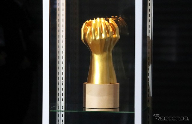 優勝トロフィー