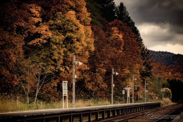 国道上の代替バス路線からルートが外れる形となっている銀山駅。駅から国道へは仁木町営のバスが連絡することが検討される。