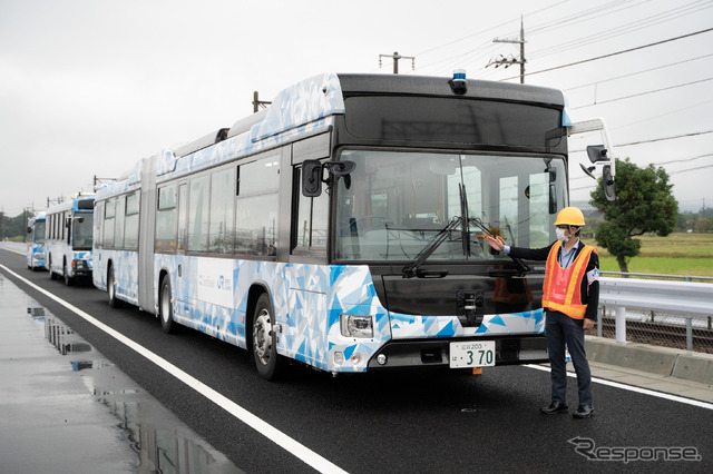 自動運転・隊列走行用の車両装備の説明風景