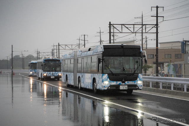 雨の中自動運転・隊列走行中の連節バス（右）、大型バス、小型バス（左）