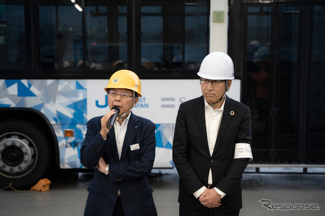 JR西日本鉄道本部理事イノベーション本部長の久保田修司氏(左)とソフトバンク執行役員法人事業統括付(鉄道事業推進本部担当)の永田稔雄氏(右)