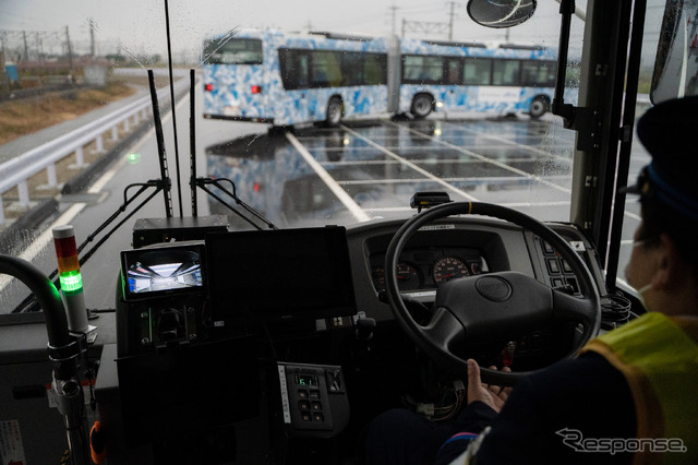 隊列走行中の運転席