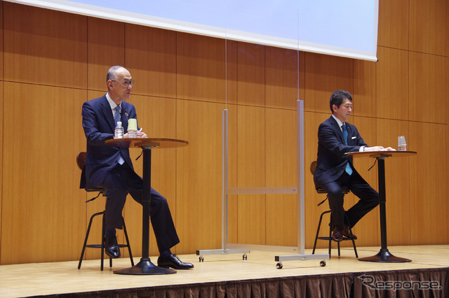 最新の技術などについて語る日高祥博社長と技術・研究本部長の丸山平二氏(右)