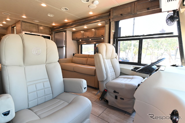 ティフィン「アレグロ ブリーズ33BR」の運転席