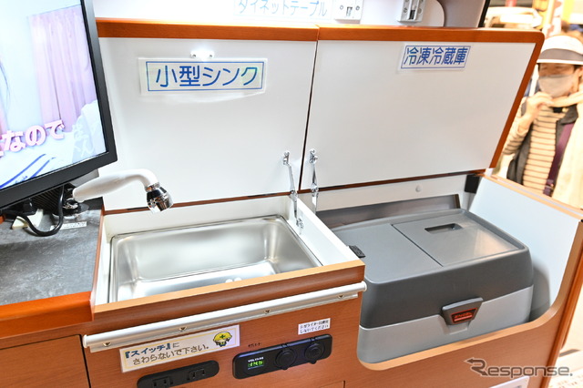 キャンピングカー広島「ピコ」の冷蔵庫とシンク