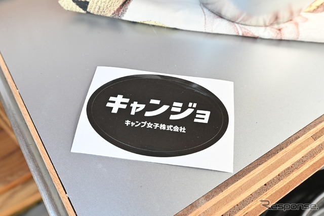 キャンプ女子のロゴ入りステッカー