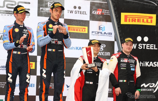 3位表彰台に上がった勝田貴元(右から2人目/右端はコ・ドラのアーロン・ジョンストン)。ラリージャパン優勝はヒョンデのティエリー・ヌービル(左から2人目。左端はコ・ドラのマーティン・ヴィーデガ)。