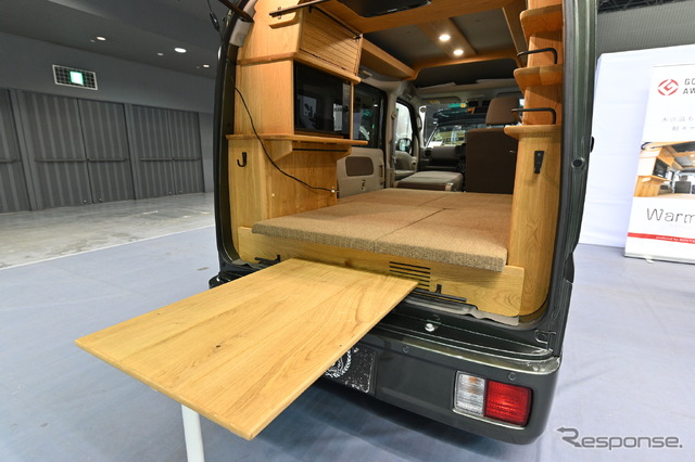 屋内でも外でも使える木製の大型テーブル