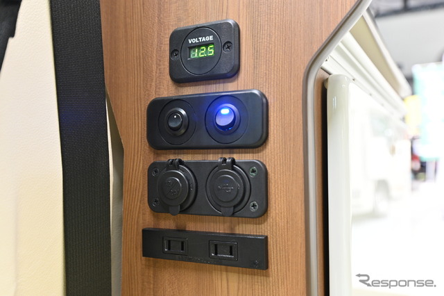 リアゲート付近にはコンセントやシガーソケットが充実