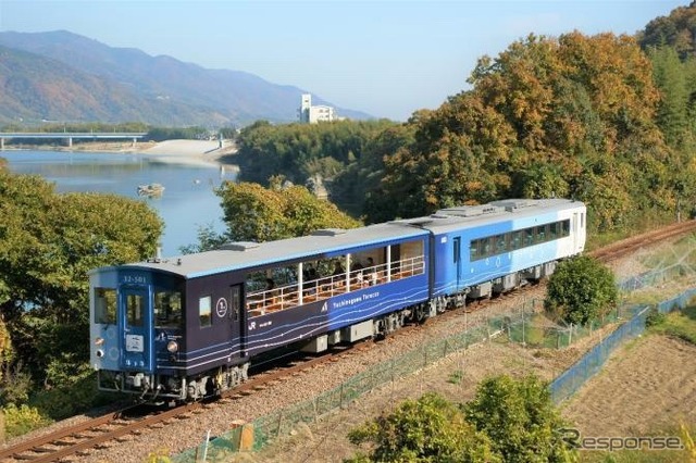 吉野川ゆかりの阿波藍や阿波おどりなど、徳島の文化や歴史などを体感できるJR四国の『藍よしのがわトロッコ』。JR四国でも観光列車は鉄道運輸収入増加の主要因となっている。